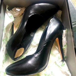 Type Z black pumps